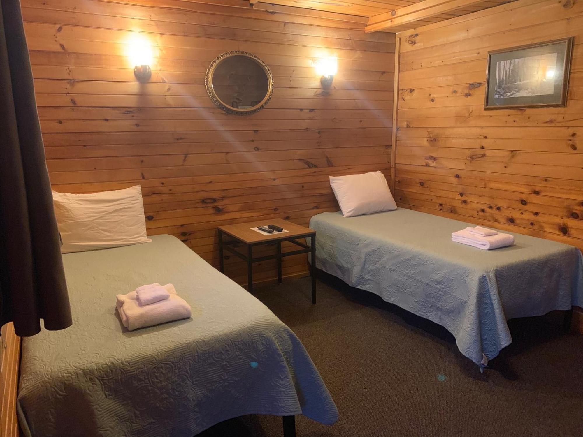 Pine Crest Motel & Cabins Barton Zimmer foto